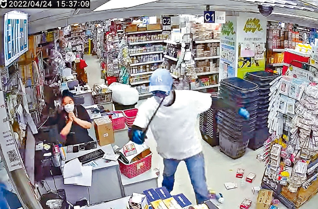 持伸縮棍兇徒在店內搗亂。