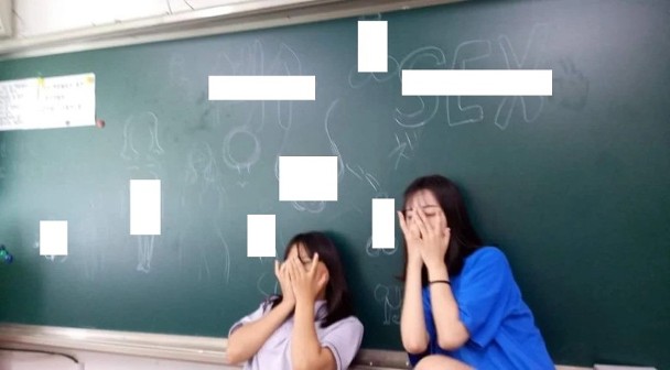 金佳蘭與同學在黑板上畫性器官的照片，亦被公開。