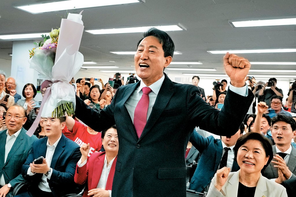 南韓在野國民力量黨的吳世勳慶祝連任首爾市長。