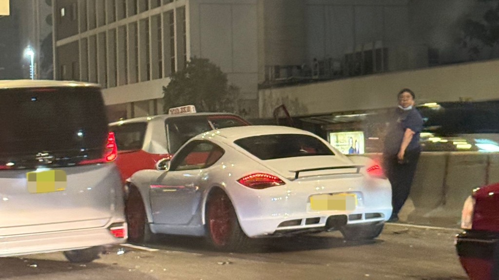 中環干諾道中3車相撞 涉保時捷及兩的士 2女1男受傷送院。網圖