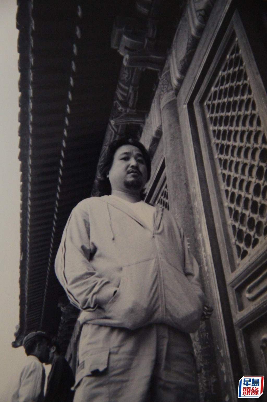 古明华早年在北京拍摄剧集《谈谈情练练武》。