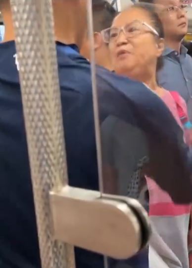 野蠻阿婆大鬧深圳地鐵。抖音@潁淮新聞