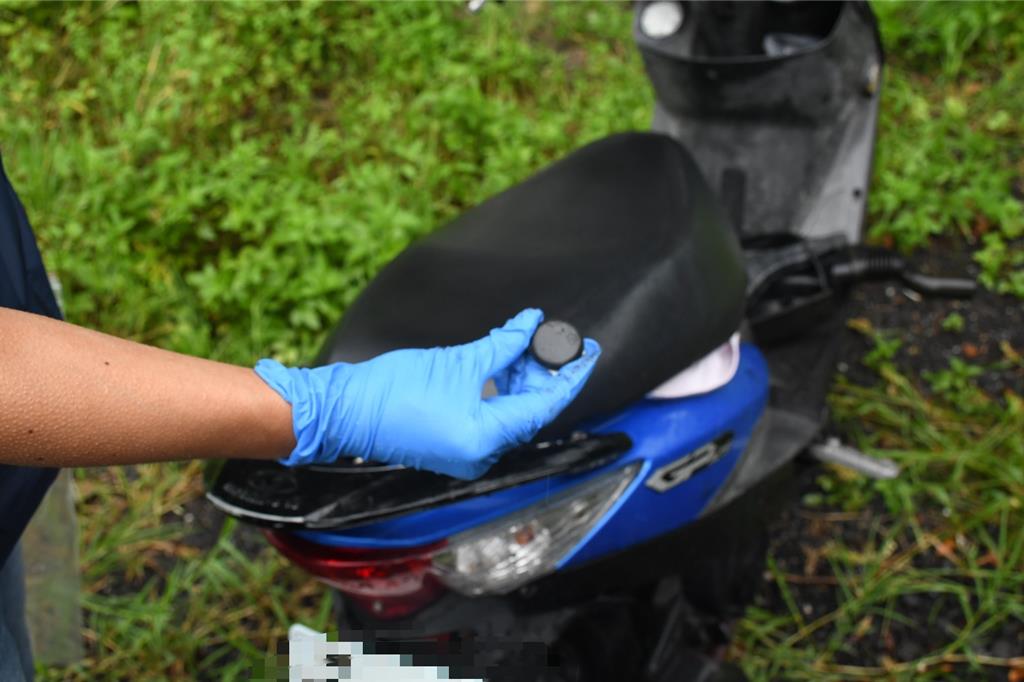 疑兇在死者電單車上裝上跟蹤器。中時