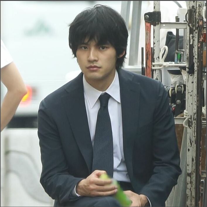 岡田健史近日被目睹在街頭拍攝新片。