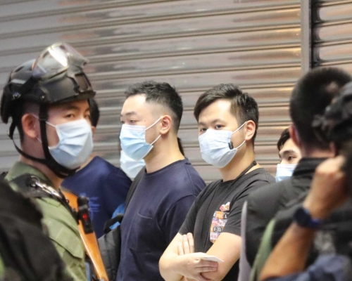 警方晚上在東角道外拘捕至少6人,包括沙田區議員陳運通和黎梓恩,他們涉嫌參與未經批准集結。本報記者攝