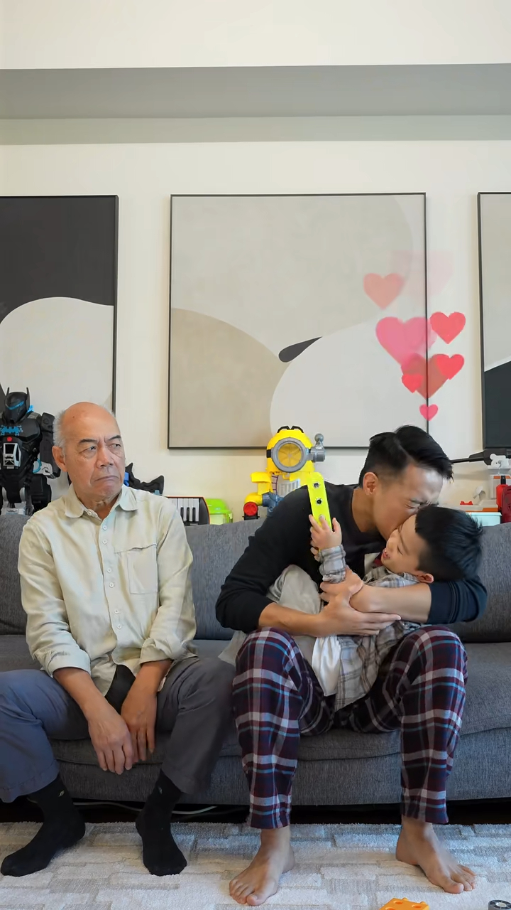 陈智燊锡锡囝囝，父亲却一脸嫌弃。