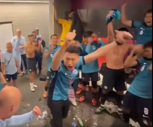 新加坡署理文化、社区、及青年部长梁振伟（中）在更衣室得意忘形爆粗辱骂香港球迷和球员。梁振伟社交平台影片截图