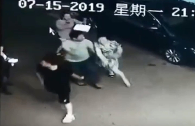 衡阳市看所所长配合调查,夫停职。视频图