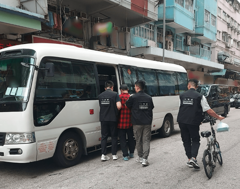 懷疑非法勞工在行動中被捕。政府新聞處圖片