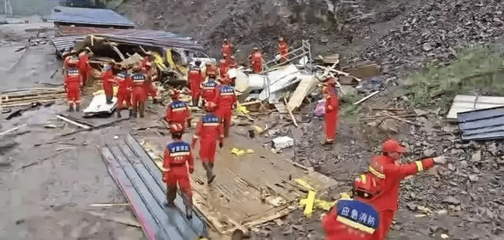 甘肃甘南州爆发山洪，王格尔塘镇路段、达麦乡部分路段等受到灾害影响。央视截图