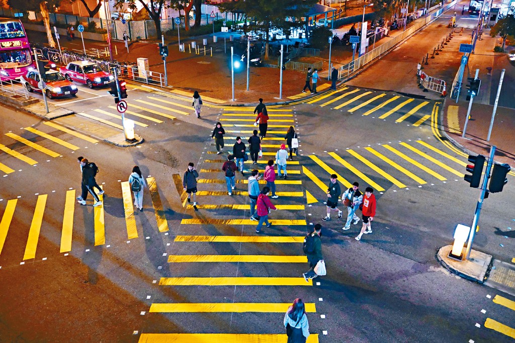 全港首個「對角行人過路處」昨日起在沙田沙角街與逸泰街十字路口試行。