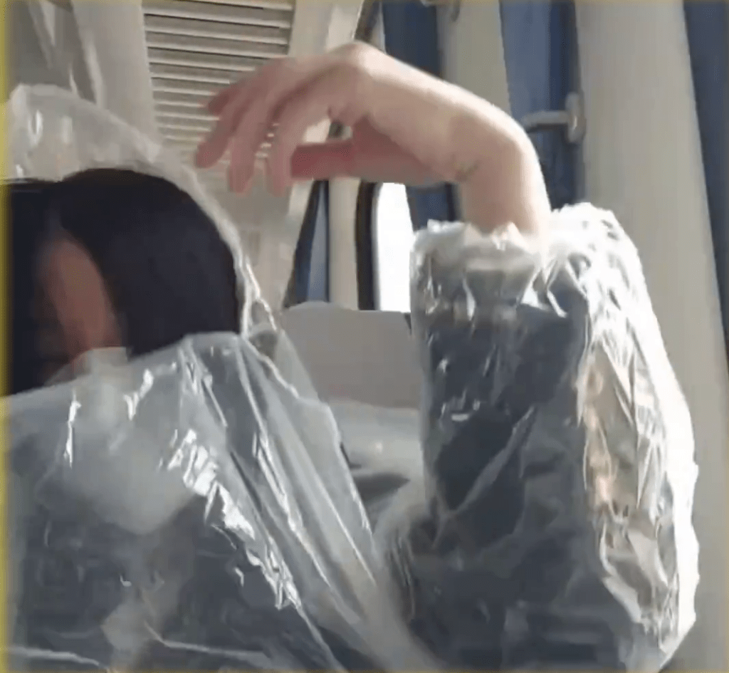 「控煙小仙女」先是穿上雨衣。 「控煙小仙女」先是穿上雨衣。