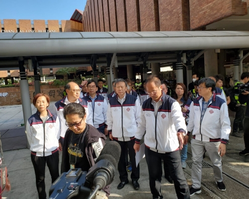 高層下午起在校園內視察