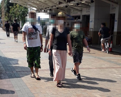 網傳一家四口帶手環遊蕩。長洲鄉事委員會FB