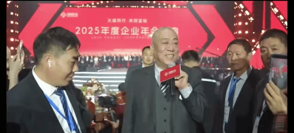 老板崔培军年会现场发言。 老板崔培军年会现场发言。