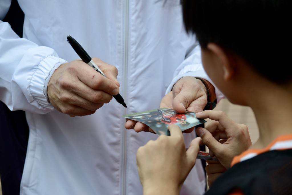 朗尼莊臣受熱捧,認真為小球迷簽名。楊功煜攝 朗尼莊臣受熱捧,認真為小球迷簽名。楊功煜攝