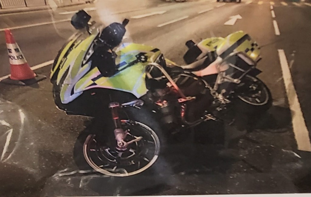 被撞跌的警車。