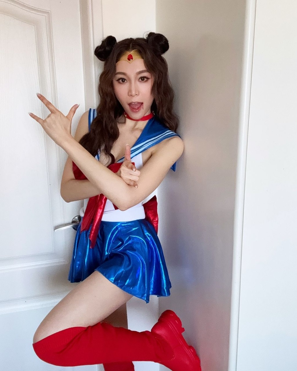 又摆出月野兔的经典姿势。
