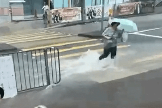 路人涉水而行 路人涉水而行