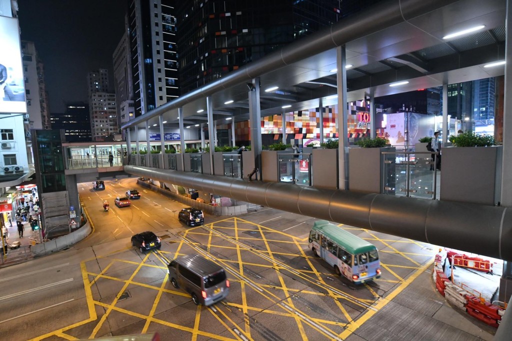 橫跨彌敦道的一段旺角道行人天橋今日開通。