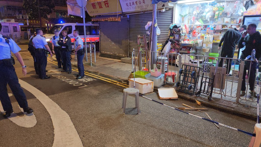 深水埗一名非華裔男子遇襲,警方封鎖現場調查。黎志偉攝