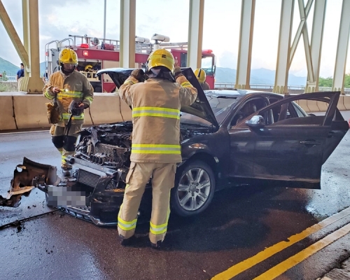 起火私家車嚴重焚毀，車頭撞毀。