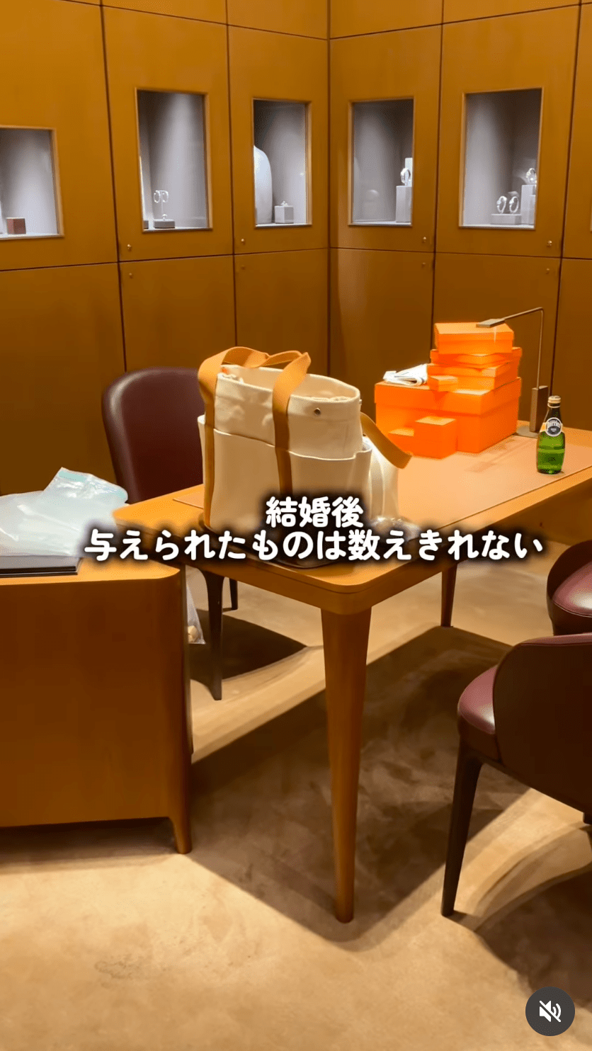21岁那年，一名医学院学长从电视上看到川口圣美，主动与她认识，两人其后拍拖并结婚，现时育有一女。