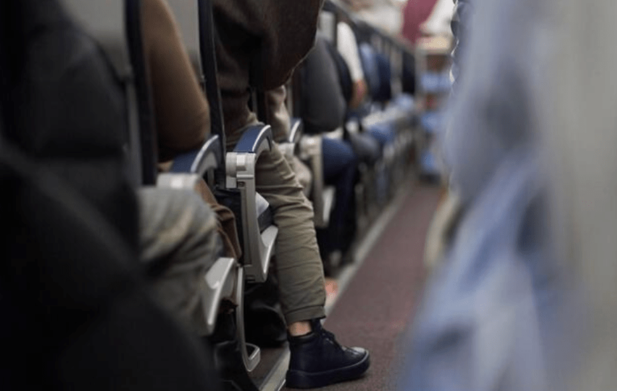 一對年約50歲的情侶在飛機尚未起飛時，竟無視滿機乘客與孩童，在座位上公然「激戰」。Alamy示意圖