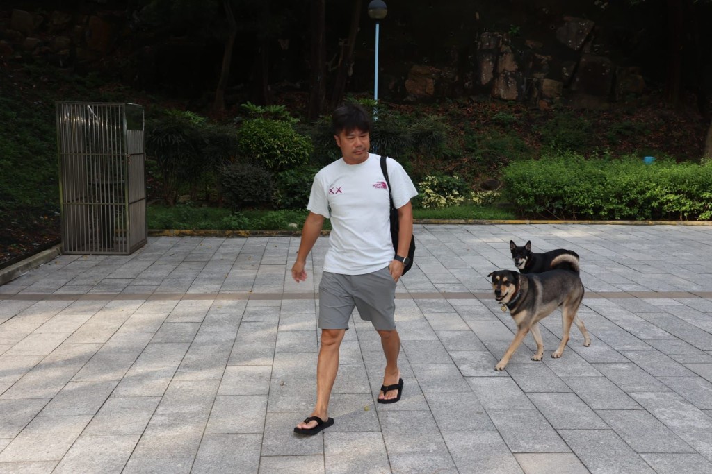 《星岛头条》独家拍到「泥鯭」独自带爱犬落街散步。