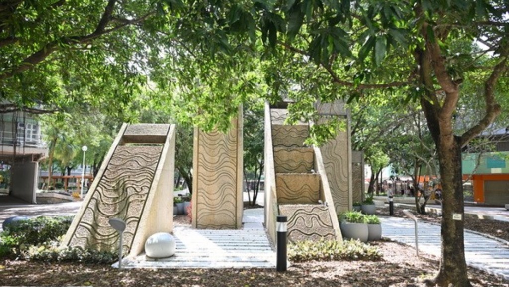 美林邨的舊水池變身成雕塑公園，並引入行人步道和照明裝置。政府新聞網