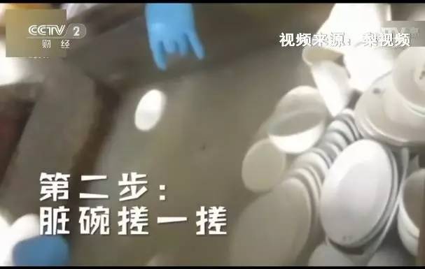 卸油池兩三天才換一次，但經已滿布油污。