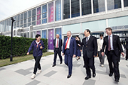 马会行政总裁应家柏（右三）一行参观杭州奥林匹克体育中心和亚运村。.jpg
