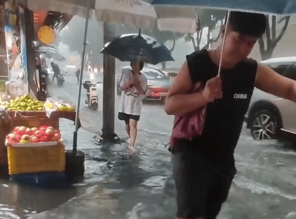 廣東暴雨下，市面的情況。