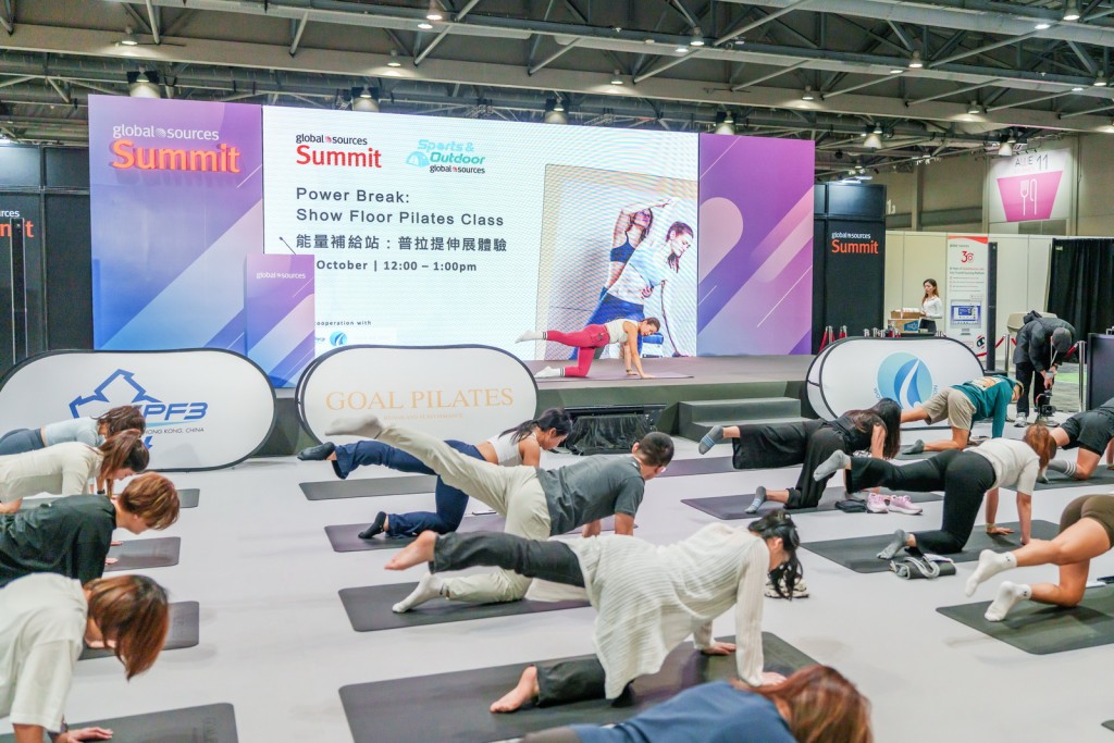 現場有專人示範普拉提，觀眾可即場參與。