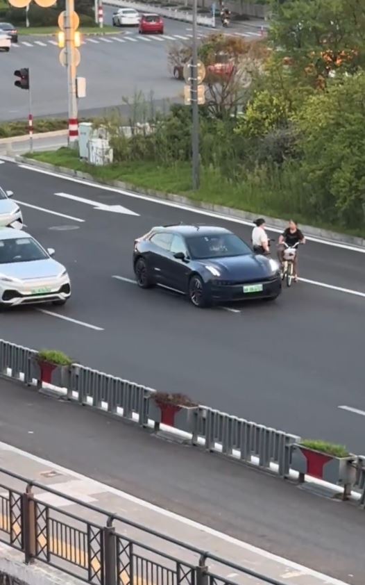 內地兩名大媽站在行車道吹水，玩命行徑惹來網民惡評。微博