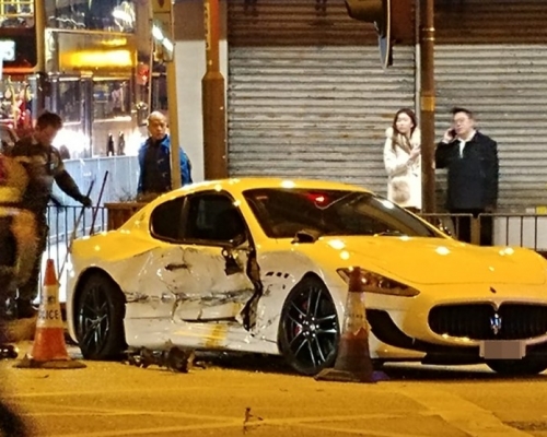 白色馬莎拉蒂右邊車身被撞凹。網民Mandy Ko攝