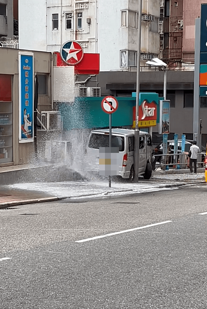 客貨車撞爆喉管水花四濺。fb：Happy Valley, Hong Kong  