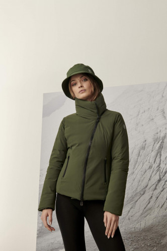 Leah墨綠色外套/$3,300，高領設計具保暖作用，配搭黑色斜拉鏈，設計型格。
