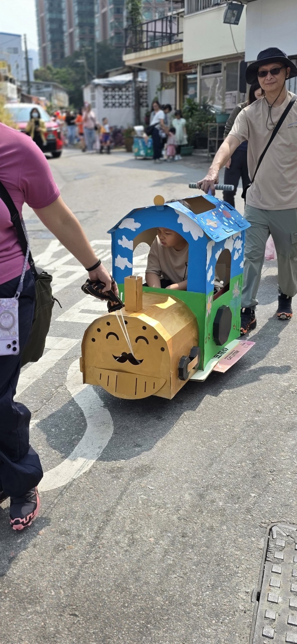 參與的家庭以約60厘米乘45厘米的板車為基礎,利用環保回收物料或現成玩具,發揮創意打造獨一無二的迷你花車。fb「百好繪本士多」圖片 參與的家庭以約60厘米乘45厘米的板車為基礎,利用環保回收物料或現成玩具,發揮創意打造獨一無二的迷你花車。fb「百好繪本士多」圖片