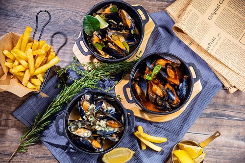 法式藍芝士汁煮青口 (下) 、意式羅勒番茄汁煮青口 (中)、日式柚子胡椒忌廉汁煮青口 (上) ，各/$188。