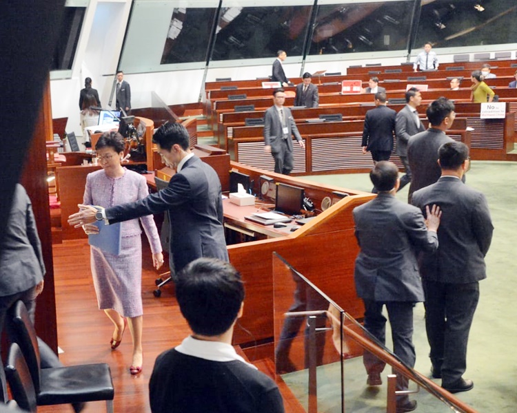 梁君彥宣布暫停會議,林鄭月娥(左)暫時離場。