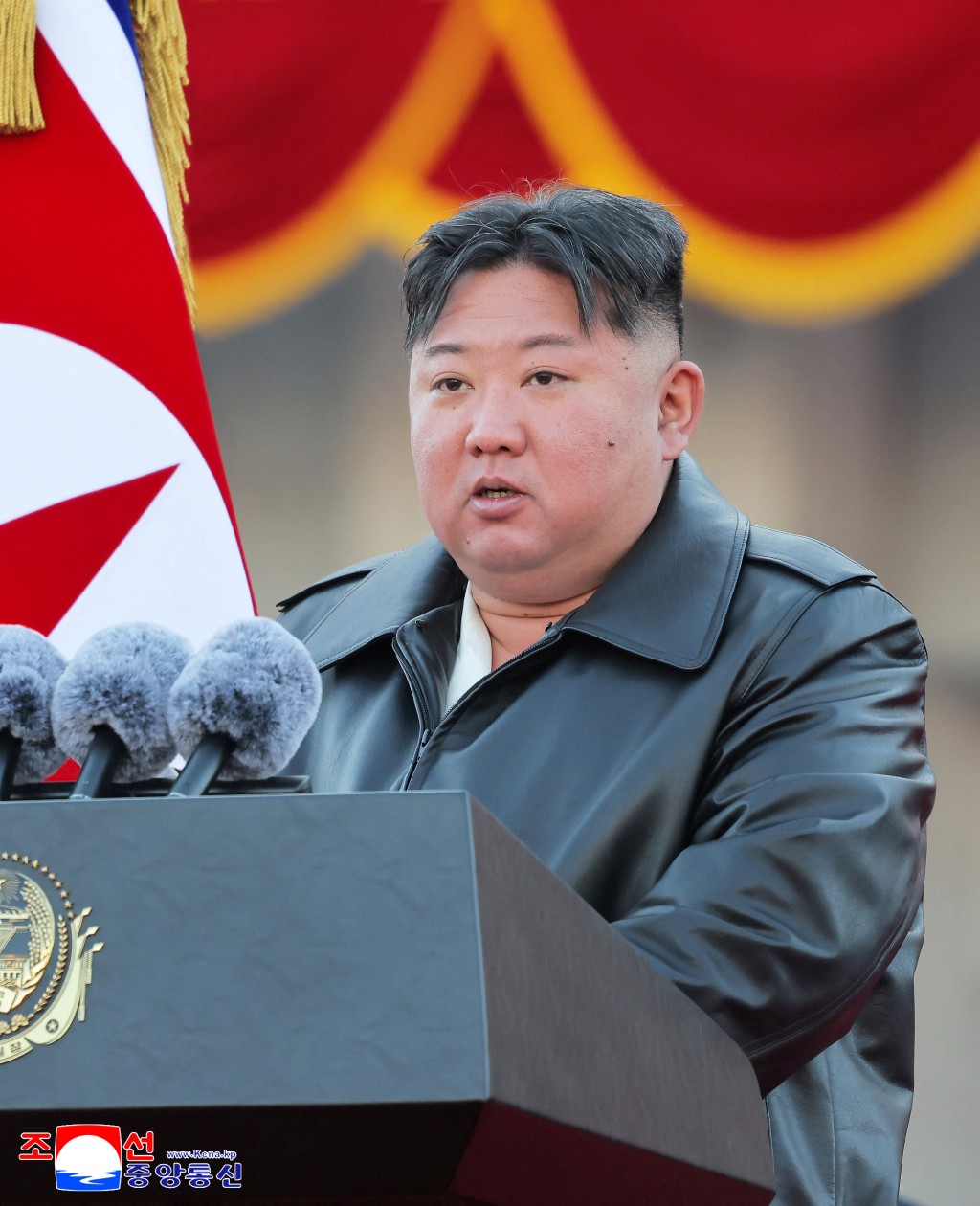 金正恩在军工企业工人向大会赠送600毫米口径多管火箭炮的仪式上发表讲话。 路透社