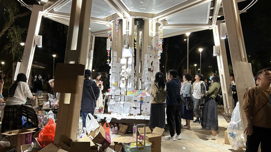 接近周一凌晨,仍有市民留言為災民打氣。 接近周一凌晨,仍有市民留言為災民打氣。