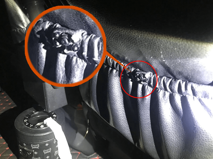 當時警方在車上的司機座椅後發現針孔偷拍器材。