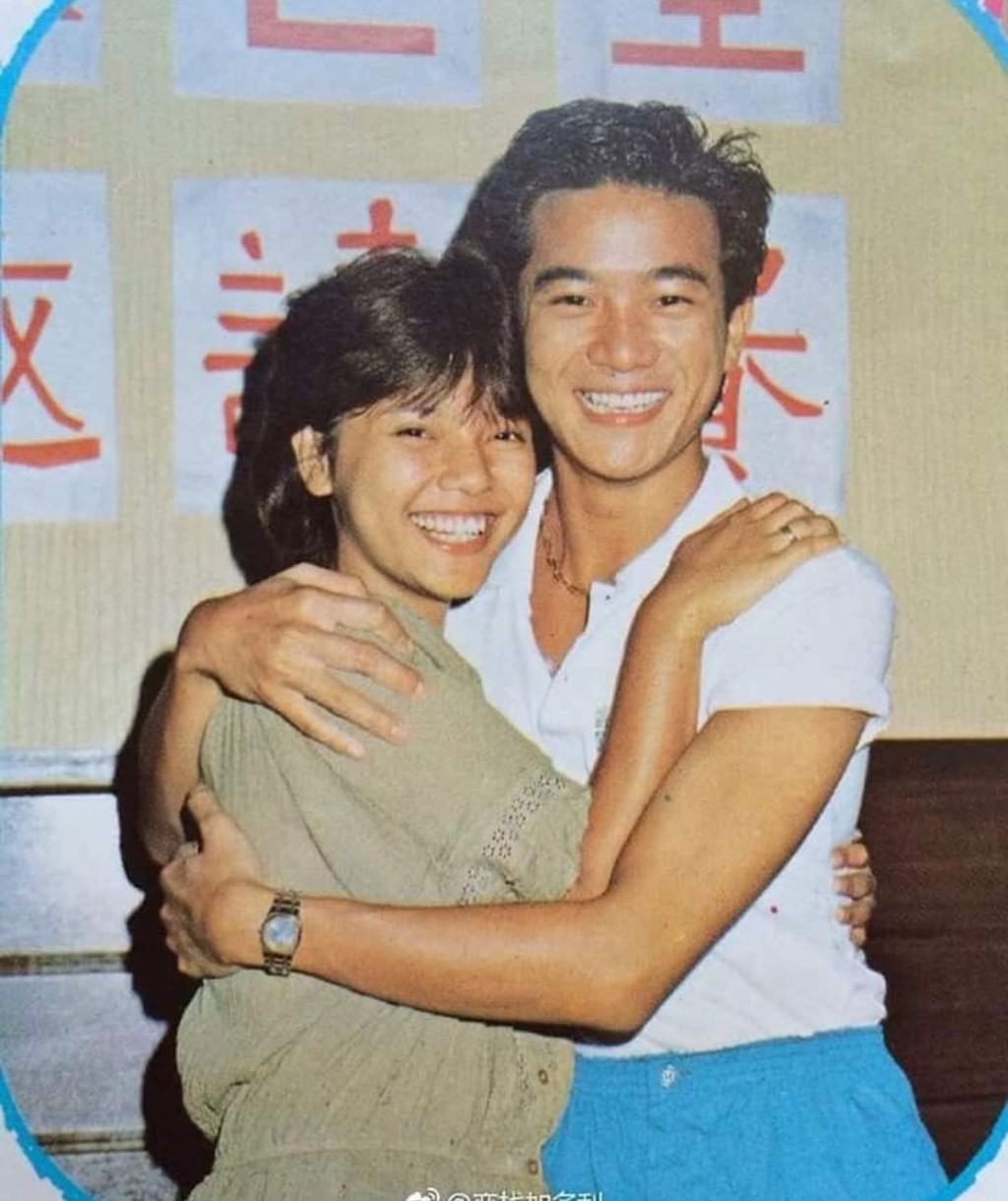 露雲娜喺《風行的音樂永續》唱片中,演繹故友陳百強的經典歌《我的故事》。