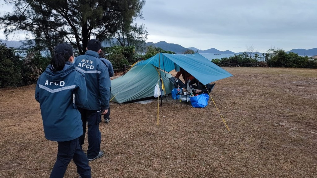 漁護署已在郊野公園加強執法,打擊非法露營活動等違規行為。政府新聞處
