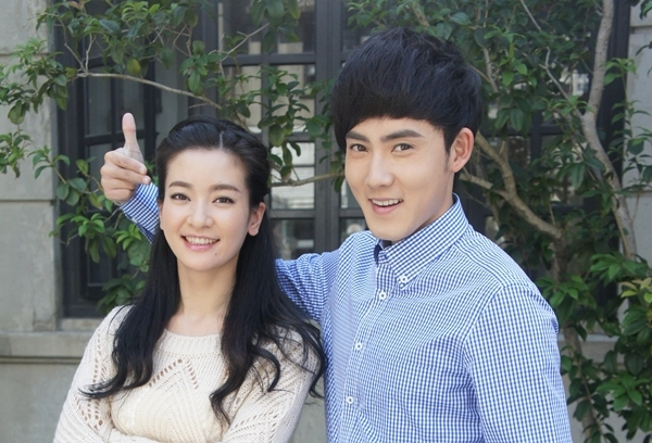 出道初期与李晟（左）等人为琼瑶力捧的第三代演员。