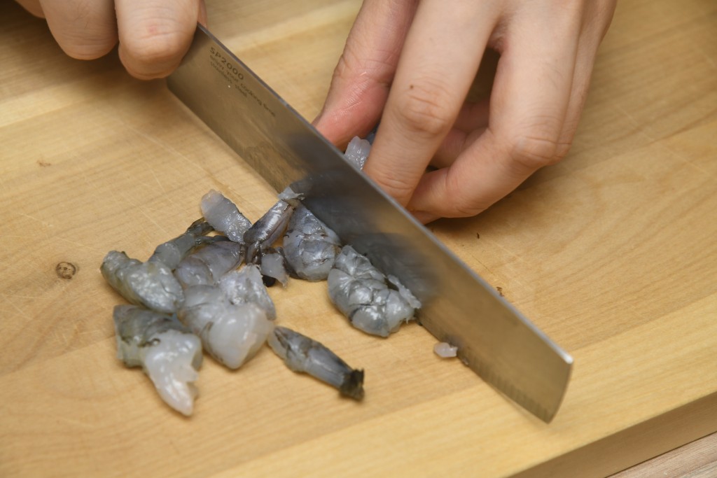 Step 1: 將蝦仁切粒。 Dice the shrimps.