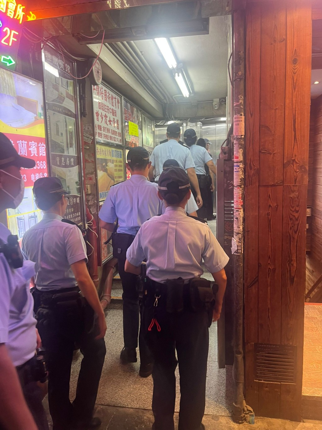 警方突擊搜查旺角區內單位及14個處所，包括夜總會，桑拿，桌球室，麻雀館，遊戲機中心及酒吧等。警方提供