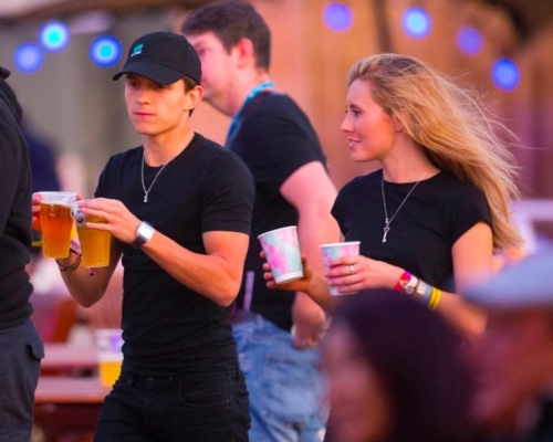 湯姆賀倫（Tom Holland）被拍到與金髮女友一起參與音樂節活動，舉止親密。網圖